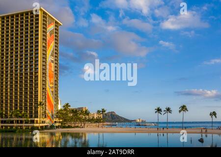 Waikiki, HI - 19 Gennaio 2020: Hilton Rainbow Tower di fronte al litorale verso Diamond Head Foto Stock