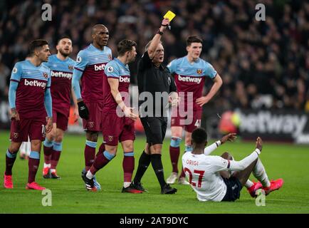 L'arbitro Jonathan Moss mostra una carta gialla durante la partita della Premier League tra West Ham United e Liverpool all'Olympic Park, Londra, Inghilterra o Foto Stock