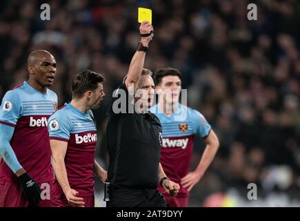 L'arbitro Jonathan Moss mostra una carta gialla durante la partita della Premier League tra West Ham United e Liverpool all'Olympic Park, Londra, Inghilterra o Foto Stock