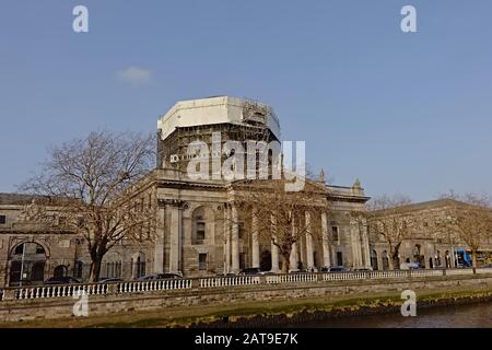 Edificio di giustizia neoclassico a quattro corti in fase di ristrutturazione lungo il fiume Liffey in fase di ristrutturazione, Dublino, Irlanda Foto Stock