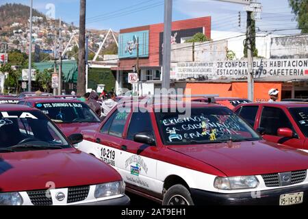 Oaxaca, Messico. Blocco delle strade con taxi organizzato da CATEM, richieste di dimissioni del capo del Ministero della pubblica sicurezza, Raúl Ernesto Salcedo Foto Stock