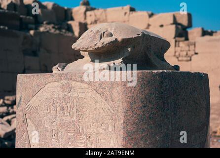 Statua Di Granito Scarab Al Tempio Di Amon Di Karnak, Egitto - Antica Arte Egiziana Foto Stock