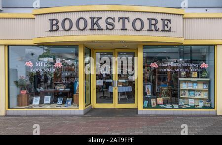 Kahului, Maui, Hawaii, Stati Uniti. - 12 gennaio 2020: Libreria presso il centro commerciale Queen Kaahumanu. Lettere nere su parete beige. Finestre incorniciate in giallo. Foto Stock