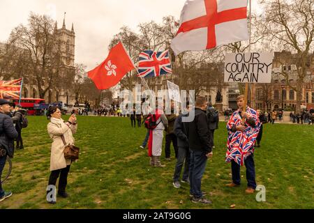 Londra, Regno Unito. 31st gennaio 2020. In una giornata storica nella politica britannica, i sostenitori della Brexit celebrano la piazza del Parlamento mentre Restano gli elettori che si riuniscono vicino a Downing Street. Entrambe le fazioni poi si confrontano mentre si sfilano oltre la Camera dei Comuni. Credito: Haydn Denman/Alamy Live News. Foto Stock