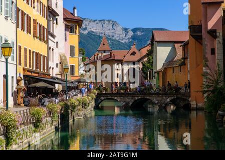 Vista sul fiume Thiou e sulla città vecchia di Annecy, la più grande città del dipartimento dell'alta Savoia in Francia Foto Stock