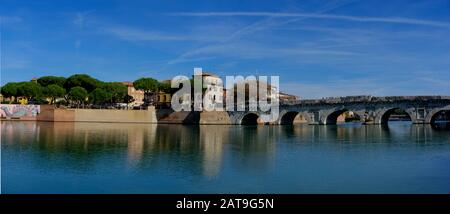 Rimini, Italia - 20 Ottobre 2019: Vista Panoramica Del Ponte Di Tiberio Foto Stock