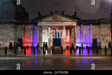 Whitehall, Londra, Regno Unito. 31st gennaio 2020. Gli edifici governativi di Whitehall sono illuminati per segnare il Regno Unito che lascia l'UE alle 23:00. Immagine: Dover House a Whitehall, sede centrale di Londra dell'ufficio della Scozia, illuminato rosso, bianco e blu. Credito: Malcolm Park/Alamy Live News. Foto Stock