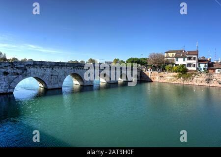 Rimini, Italia - 20 Ottobre 2019: Vista Sul Ponte Di Tiberio Foto Stock