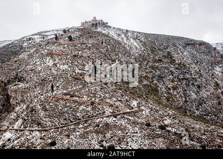 Vista dell'Eremo di Santo Cristo sulla montagna innevata del Calvario nella città di Bocairent. Foto Stock