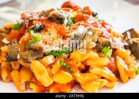 Pasta alla norma - tradizionale pasta fresca ricetta siciliana Foto Stock