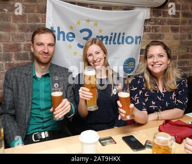 Londra, Regno Unito. 31st Gen 2020. Londra, 31st Gen 2020. Un tavolo festeggia con cibo e bevande tedeschi. Rimangono sostenitori, molti dei paesi europei, e i brits pro-europei celebrano l'Europa con le bevande dei commiserations "Eurotrash - The Final Countdown" presso la birreria tedesca Bierschenke nella città di Londra. La bash è organizzata dal gruppo pro-europeo "i 3 Milioni" che mira a rappresentare i cittadini europei nel Regno Unito. Credito: Imageplotter/Alamy Live News Foto Stock