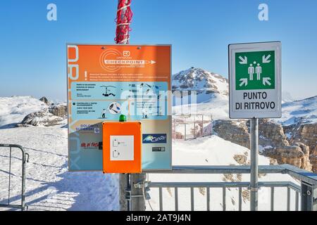 Dolomiti, Italia - 24 gennaio 2020: Punto di controllo Ortovox per la verifica dei segnalatori di valanghe all'inizio di un tour di sci fuori pista al passo Pordoi in D Foto Stock