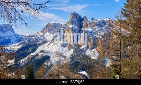 Picco Sassongher nel Parco Naturale Puez-Geisler - Vista invernale dal tour sciistico Sellaronda nelle Dolomiti, Alto Adige, Italia. Foto Stock