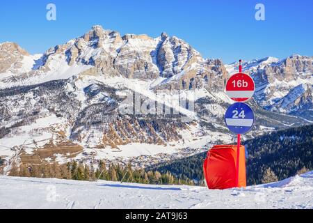 Vista invernale di Piz les Cunturines (cima Cunturines) da una pista di sci in alta Badia, Alto Adige, Dolomiti, Italia, con indicazioni per il rosso Foto Stock