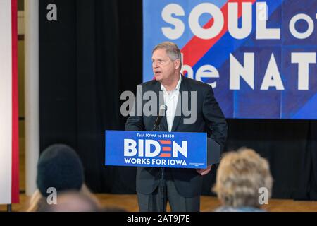 Burlington, Iowa, Stati Uniti. 31st gennaio 2020. Ex governatore dello Iowa e Segretario dell'Agricoltura Tom Vilsack parlando per Joe Biden in una campagna presidenziale rally al Loft nel centro di Burlington, Iowa, Stati Uniti. Credito: Keith Turrill/Alamy Live News Foto Stock