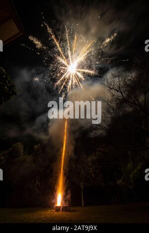 Un incredibile spettacolo di fuochi d'artificio durante la festa di Capodanno per l'inizio di un felice anno nuovo in un bel Natale in Spagna, uno spettacolo colorato Foto Stock