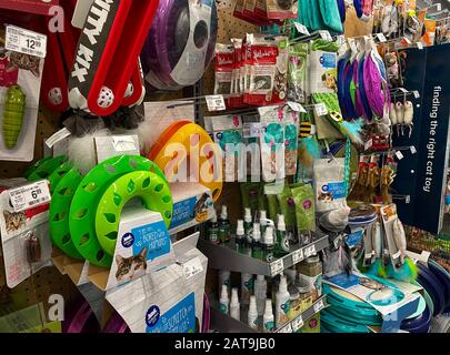 Orlando, FL/USA-1/29/20: Un'esposizione dei giocattoli colorati del gatto per la vendita ad un supermercato di Petsmart pronto affinchè i proprietari dell'animale domestico comprino per i loro animali domestici. Foto Stock