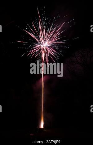 Un incredibile spettacolo di fuochi d'artificio durante la festa di Capodanno per l'inizio di un felice anno nuovo in un bel Natale in Spagna, uno spettacolo colorato Foto Stock