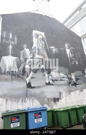 Belfast/Irlanda del Nord - 18 maggio 2019: Mural artistico bianco e nero a fianco di un edificio che raffigura una scena della storia di Belfast, Irela settentrionale Foto Stock