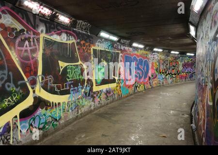 Belfast/Irlanda del Nord-18 maggio 2019: Pareti coperte da Graffiti di un passaggio pedonale sotterraneo a Belfast, Irlanda del Nord. Foto Stock