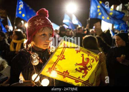 I sostenitori della campagna pro-UE partecipano a un raduno "UE già issante" al di fuori del Parlamento scozzese, Edimburgo, organizzato dal Edinburgh Yes Hub, che sostiene l'indipendenza scozzese, prima che il Regno Unito lasci l'Unione europea alle 11pm di venerdì. Foto Stock