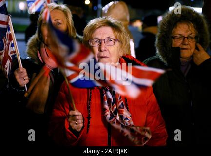 I sostenitori della Brexit si riuniscono per celebrare al di fuori di Stormont a Belfast, mentre il Regno Unito si prepara a lasciare l’Unione europea, ponendo fine a 47 anni di stretti e talvolta scomodi legami con Bruxelles. Data Immagine: Venerdì 31 Gennaio 2020. Vedi la storia dell’PA POLITICA Brexit. Photo credit dovrebbe leggere: Brian Lawless/PA Filo. Foto Stock