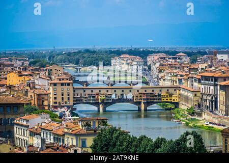 Vista sul Ponte Vecchio attraverso il fiume Arno, Firenze, Toscana, Italia Foto Stock