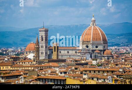 Veduta del Duomo di Firenze (Cattedrale di Santa Maria del Fiore) con cupola del Brunelleschi e Campanile di Giotto, Firenze, Toscana, Italia