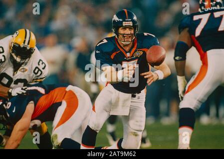 John Elway dei Denver Broncos durante il Super Bowl XXXII il 1/25/98 a San Diego, CA Broncos 31, Packers 24 Foto Stock