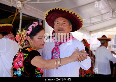Ritratto di una coppia di ballerini messicani tradizionali, che si esibiscono in un evento a Oaxaca Foto Stock