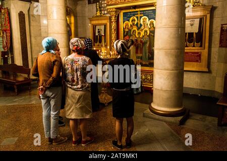 La gente adorerà nella Chiesa sul sangue In Onore Di Tutti i Santi Risplendente nella Terra russa dove Nicola II, l'ultimo imperatore della Russia, e il suo f Foto Stock