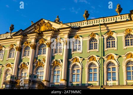 Vista del Palazzo d'Inverno e del Museo dell'Hermitage a San Pietroburgo Foto Stock
