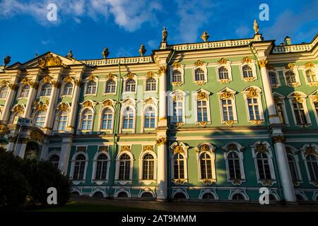 Vista del Palazzo d'Inverno e del Museo dell'Hermitage a San Pietroburgo Foto Stock