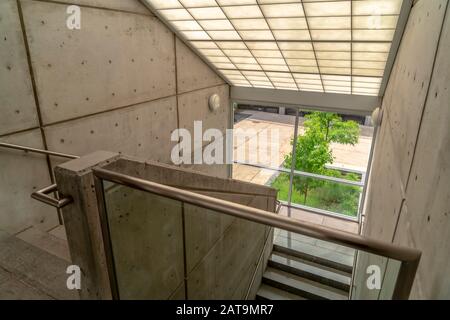 Rampa di scale di un edificio con corrimano in metallo e tetto in vetro inclinato Foto Stock