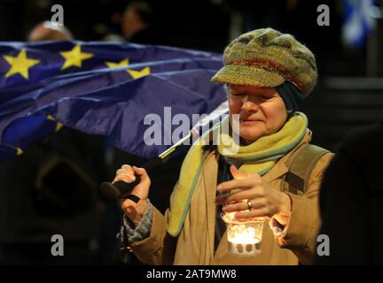 Le candele sono detenute dai sostenitori della Pro-UE mentre si riuniscono alla statua dell'ex primo ministro Donald Dewar a Buchanan Street a Glasgow, mentre il Regno Unito si prepara a lasciare l'Unione europea, ponendo fine a 47 anni di legami stretti e talvolta scomodi con Bruxelles. Foto PA. Data Immagine: Venerdì 31 Gennaio 2020. Vedi la storia dell’PA POLITICA Brexit. Photo credit dovrebbe leggere: Andrew Milligan/PA Wire Foto Stock