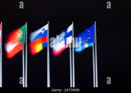 Strasburgo, Francia. 31 gennaio 2020, Francia, Straßburg: Le bandiere degli stati membri europei vacillano per la prima volta senza la bandiera della Gran Bretagna davanti all'edificio del Parlamento europeo. Più di tre anni e mezzo dopo il referendum sull'orata, la Gran Bretagna non è più membro dell'Unione europea dal 31 gennaio 2020 (24:00 CET). Foto: Philipp von Ditfurth/dpa credito: DPA Picture Alliance/Alamy Live News Foto Stock