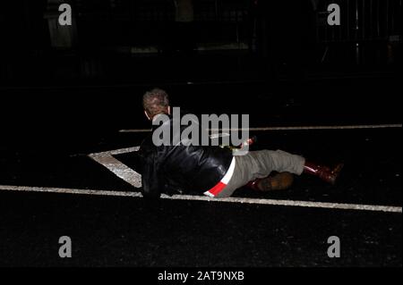 Londra, Regno Unito. 31st Gen 2020. Ubriaco uomo in strada in Piazza del Parlamento dopo le celebrazioni della Brexit. La folla celebra in Piazza del Parlamento mentre il Regno Unito lascia l'UE. Credito: Johnny ARMSTEAD/Alamy Live News Foto Stock