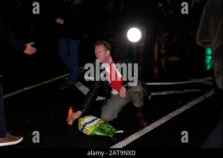 Londra, Regno Unito. 31st Gen 2020. Ubriaco uomo in strada in Piazza del Parlamento dopo le celebrazioni della Brexit. La folla celebra in Piazza del Parlamento mentre il Regno Unito lascia l'UE. Credito: Johnny ARMSTEAD/Alamy Live News Foto Stock