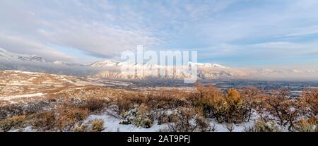 Vista panoramica sul Monte Timpanogos e sulla valle ricoperta di neve in inverno Foto Stock