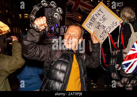 Londra, Regno Unito. 31st Gen 2020. I sostenitori della Brexit celebrano la Gran Bretagna lasciando l’Unione europea al 11pm di Parliament Square, Londra. L'evento è stato organizzato dal gruppo di cross party ‘Leave significa Leave'. Credito: Grant Rooney/Alamy Live News Foto Stock
