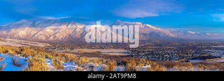 Vista panoramica del Monte Timpanogos e delle residenze ricoperte di neve in inverno Foto Stock