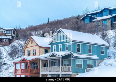 Belle case a Park City Utah, su una collina coperta di neve in inverno Foto Stock