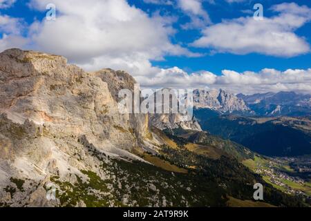 Vista aerea del Brunecker Turm, Sassolungo montagna e passo passo Gardena durante il tramonto. Dolomiti in Alto Adige Foto Stock