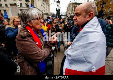 Londra, Regno Unito. 31st Gen 2020. Un confronto tra un sostenitore rimasto e Brexit vicino a Parliament Square, Londra mentre i sostenitori della Brexit si riuniscono per celebrare la Gran Bretagna che lascia l’UE. Credito: Grant Rooney/Alamy Live News Foto Stock