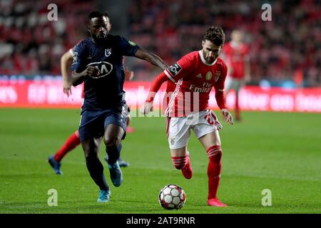 Lisbona. 31st Gen 2020. Rafa Silva di SL Benfica (R) compete durante la partita di calcio della Lega portoghese tra SL Benfica e Belenenses SAD a Lisbona, Portogallo, il 31 gennaio 2020. Credito: Pedro Fiuza/Xinhua/Alamy Live News Foto Stock