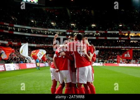 Lisbona. 31st Gen 2020. I giocatori di SL Benfica celebrano dopo aver segnato un gol durante la partita di calcio della Lega portoghese tra SL Benfica e Belenenses SAD a Lisbona, Portogallo, il 31 gennaio 2020. Credito: Pedro Fiuza/Xinhua/Alamy Live News Foto Stock