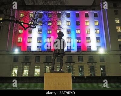 Gli edifici governativi a Londra Whitehall, compreso il Ministero della Difesa, sono illuminati in bianco e blu rosso come parte delle celebrazioni per la Brexit Foto Stock