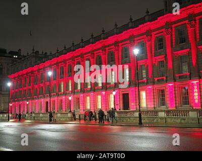 Londra, Regno Unito. 31st Gen 2020. Gli edifici governativi di Whitehall sono illuminati in bianco e blu rosso come parte delle celebrazioni per la Brexit a Londra Foto Stock