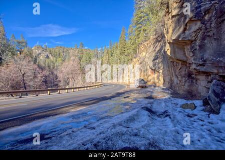 Vista del parcheggio per il Telephone Trail a nord di Sedona AZ. La strada a sinistra è la state Route 89A. Il veicolo parcheggiato è mio. Foto Stock