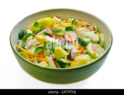 Primo piano di insalata di verdure in una ciotola verde su sfondo bianco Foto Stock